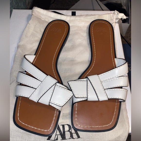 Zara white topstitched low heeled sandals. - Picture 2 of 4